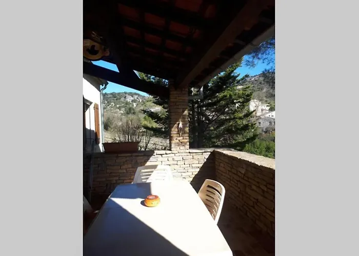 La maison près de la cascade.