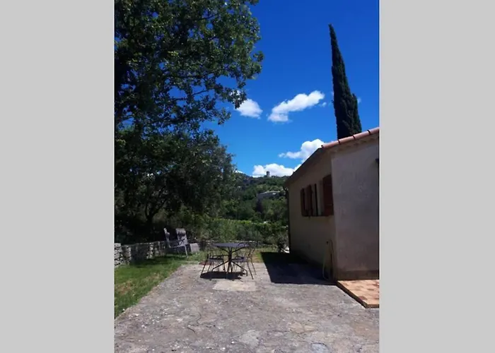 La maison près de la cascade.